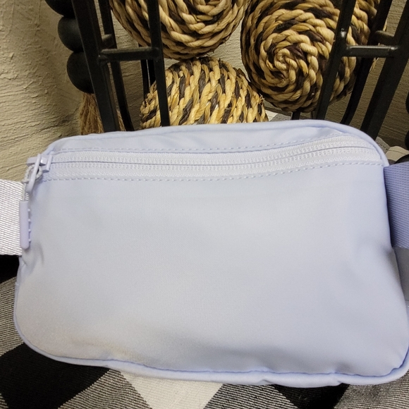 Lululemon Everywhere Belt Bag Pastel Periwinkle Spring Like New - Picture 7 of 16